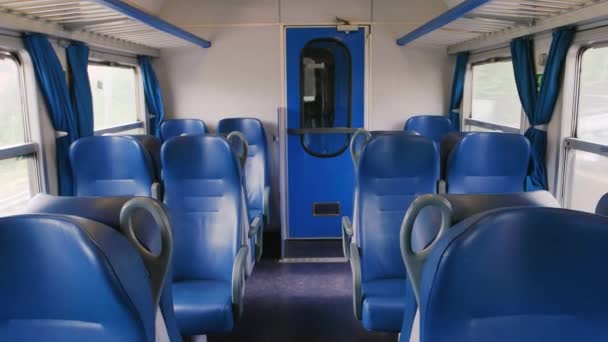 Vagão de comboio de passageiros no interior, dia . — Vídeo de Stock