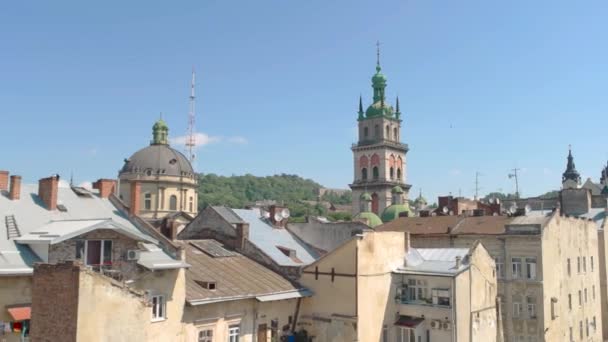 Oude stad in de zomer. — Stockvideo