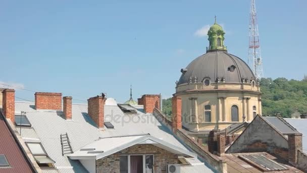 Kyrkans kupol och stan byggnader. — Stockvideo