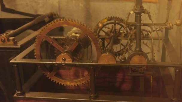 Old clock mechanism in motion. — Stock Video