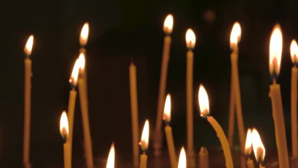 Velas de la iglesia de cerca. — Vídeos de Stock