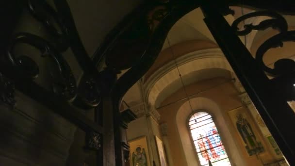 Türen in einer Kirche. — Stockvideo