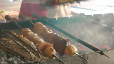 Balık ve et mangal üzerinde.