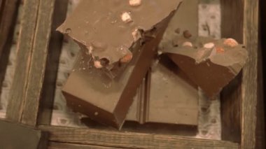 Süt ve siyah çikolata.