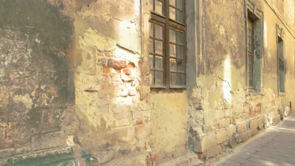 Поврежденные стены и окна . — стоковое видео