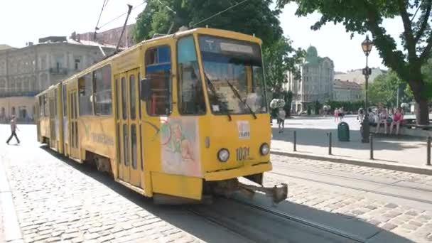 Sokak şehirde tramvay. — Stok video