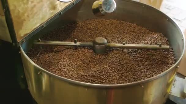 Промышленный кофе жаровня . — стоковое видео