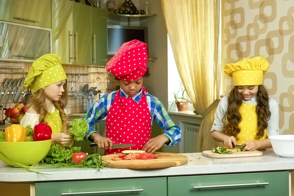 Bambini in cucina. — Foto Stock