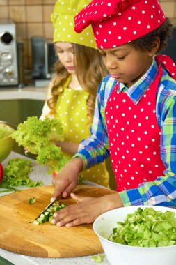 çocuklar mutfakta yemek.