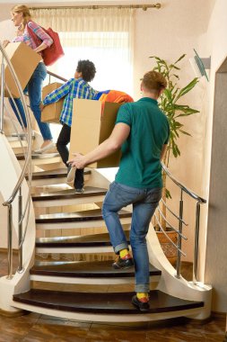 Taşıma kutuları yukarıda insanlar.