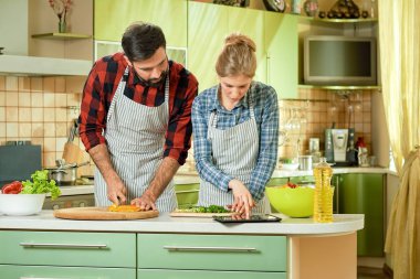 Tablet yemeklerle Çift.