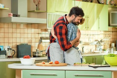 Mutfakta kucaklaşan bir çift..