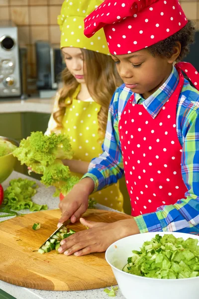 Bambini che cucinano in cucina . — Foto Stock