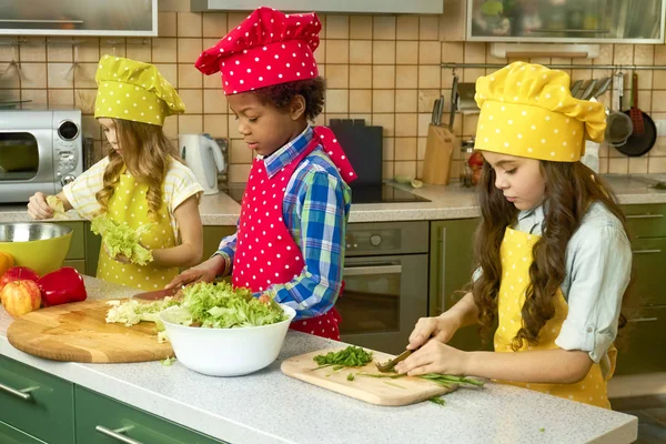 Tre bambini in cucina . — Foto Stock
