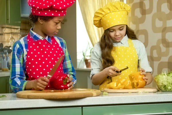 Çocuklar gıda hazırlama.