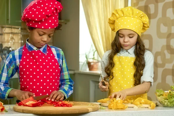 pişirme kız ve erkek.