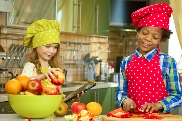 Двома дітьми, приготування їжі . — стокове фото
