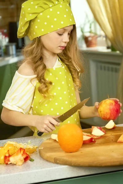 Ragazza con mela e coltello . — Foto Stock