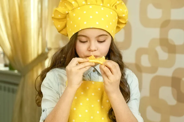 Lapsi syö oranssi . — kuvapankkivalokuva