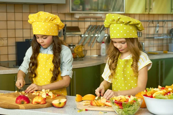 Meninas fazendo salada . — Fotografia de Stock