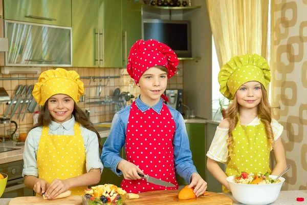 Tre bambini che fanno insalata . — Foto Stock