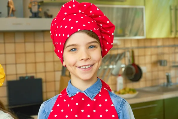 Şef şapkalı çocuk gülümseyen.