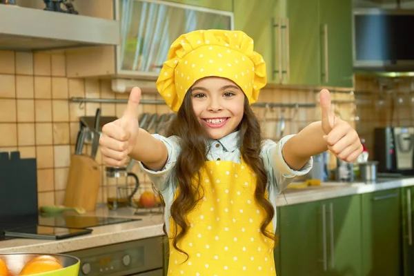 Menina feliz em uniforme chef . — Fotografia de Stock