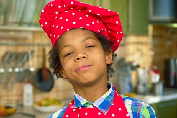 Şef şapkalı siyah çocuk.