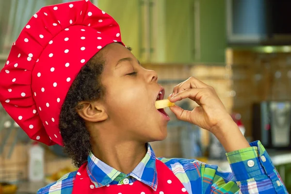 Ragazzo mangiare pezzo di mela . — Foto Stock