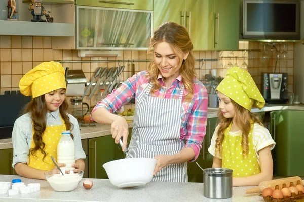 Donna e bambini cucina . — Foto Stock