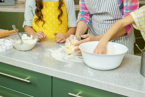 Hands of people and dough. — Stock Photo, Image