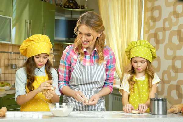 Kadın ve iki çocuk, mutfak.