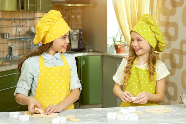 Дві маленькі дівчата роблять випічку . — стокове фото