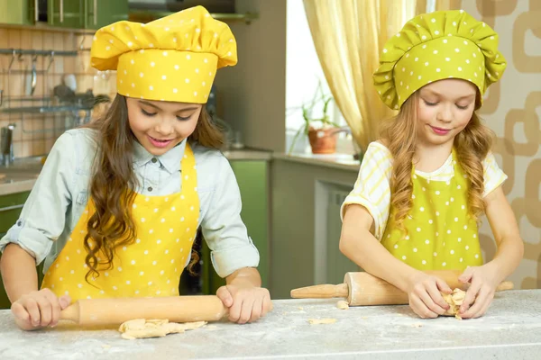 İki küçük kız pişirme.
