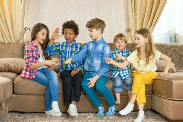 Taş kağıt makas oynayan çocuklar.