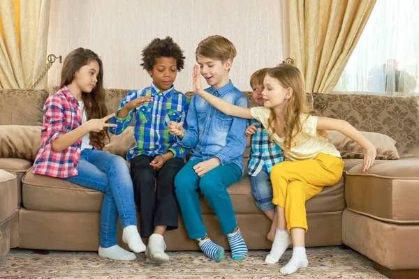 Taş kağıt makas çocuk oyun.