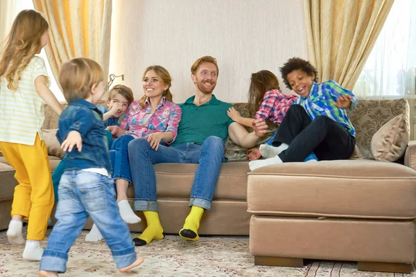 Pais e filhos dentro de casa . — Fotografia de Stock