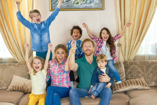 Aile koltukta oturan heyecanlı.