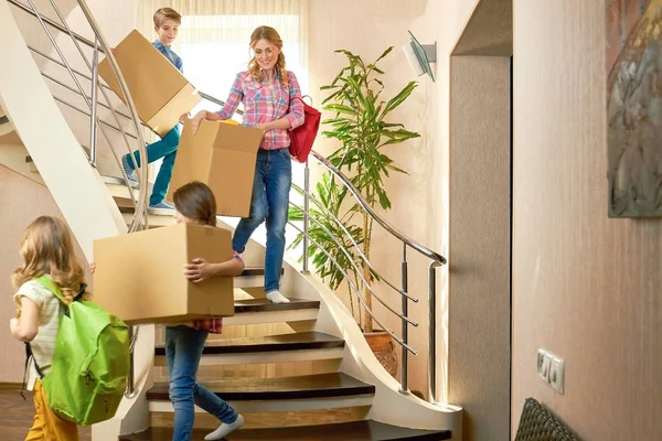 People carrying boxes downstairs. — Stock Photo, Image