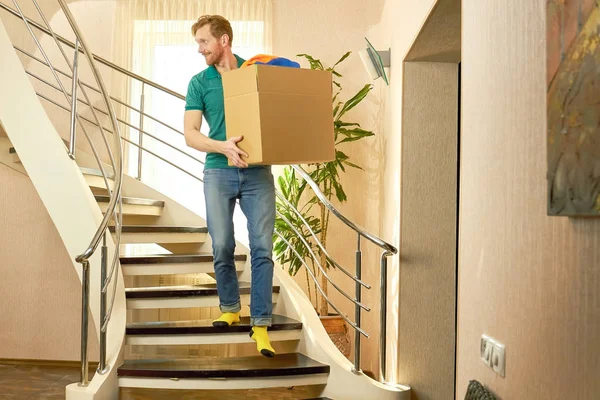 Caucasian man with cardboard box. — Stock Photo, Image