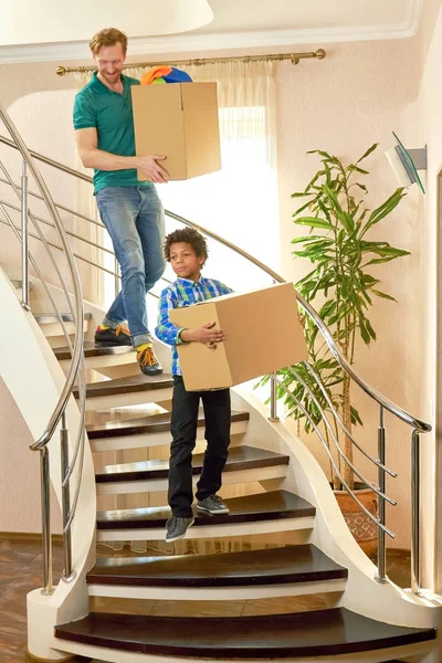 Mensen die van kartonnen dozen. — Stockfoto