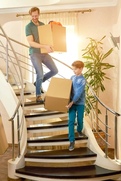 Baba ve oğul kutularını taşıma.