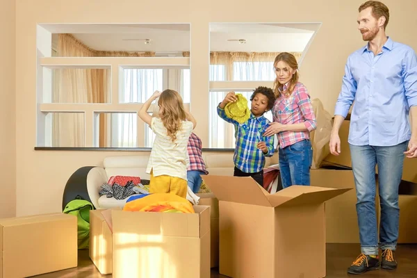 Family is moving in. — Stock Photo, Image