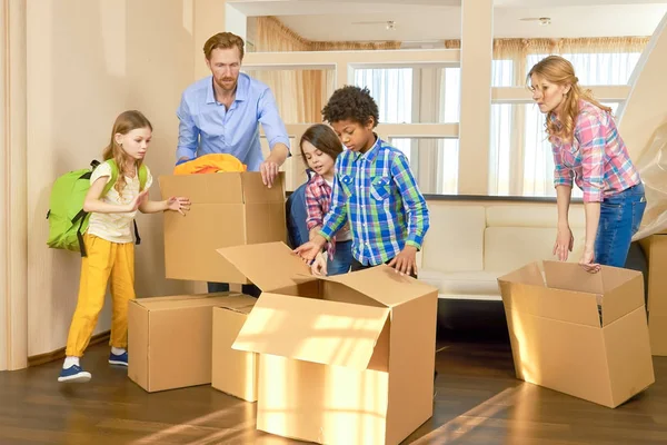 Parents and children, relocation. — Stock Photo, Image