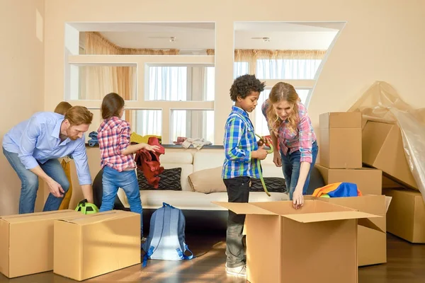 Family with children moving in. — Stock Photo, Image
