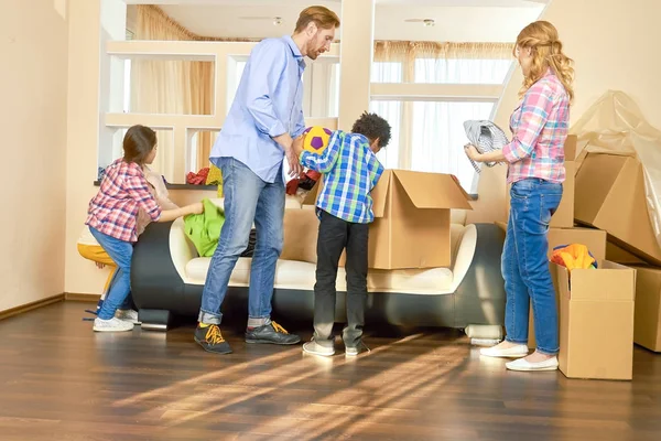 Family indoors, relocation. — Stock Photo, Image