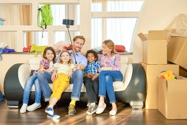 Família levando selfie dentro de casa . — Fotografia de Stock