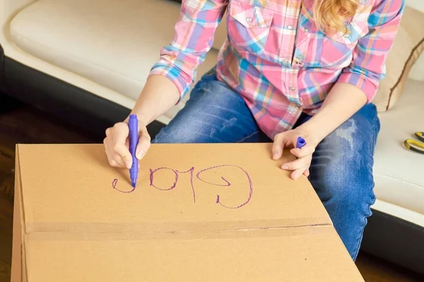 Handen schrijven op kartonnen doos. — Stockfoto