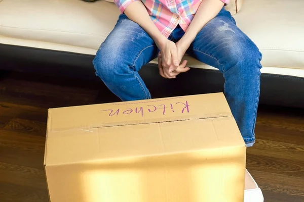 Cardboard box indoors. — Stock Photo, Image