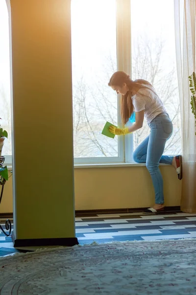 Vrouw wassen venster. — Stockfoto